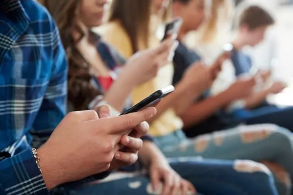 Sosyal Medya Kullanımı Gençleri Nasıl Etkiliyor?